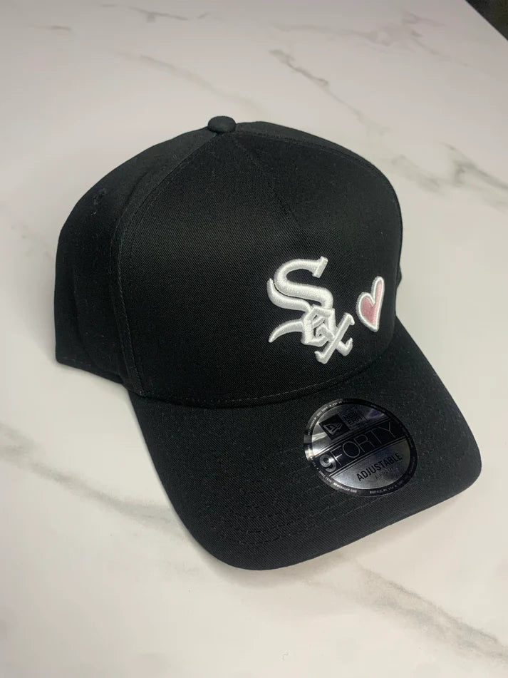 Gorra New Era Sox Negra Corazon Rosa