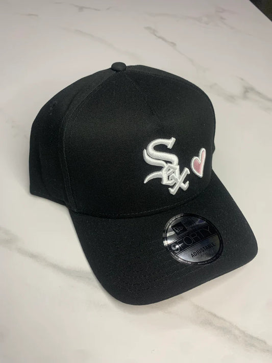 Gorra New Era Sox Negra Corazon Rosa